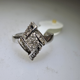 LADIES DAINTY DIAMOND RING ROUND AND DIAMOND BAGUETTES PO1116